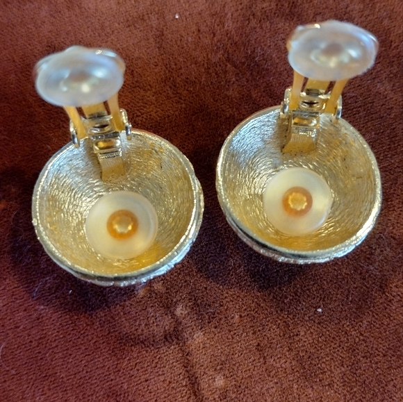 DIOR CHRISTIAN DIOR Vintage Gold Tone Houndstooth Textured Clip-On Earrings - Picture 4 of 7